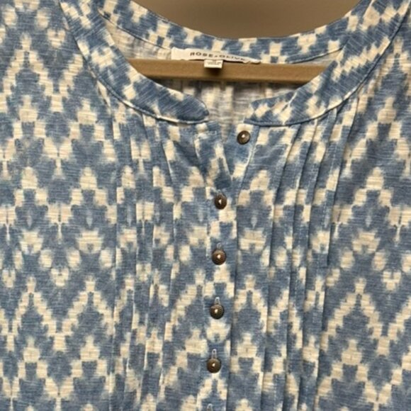 Women's 1X blue and ivory short sleeve shirt with pin tucks and buttons on front - Picture 2 of 12